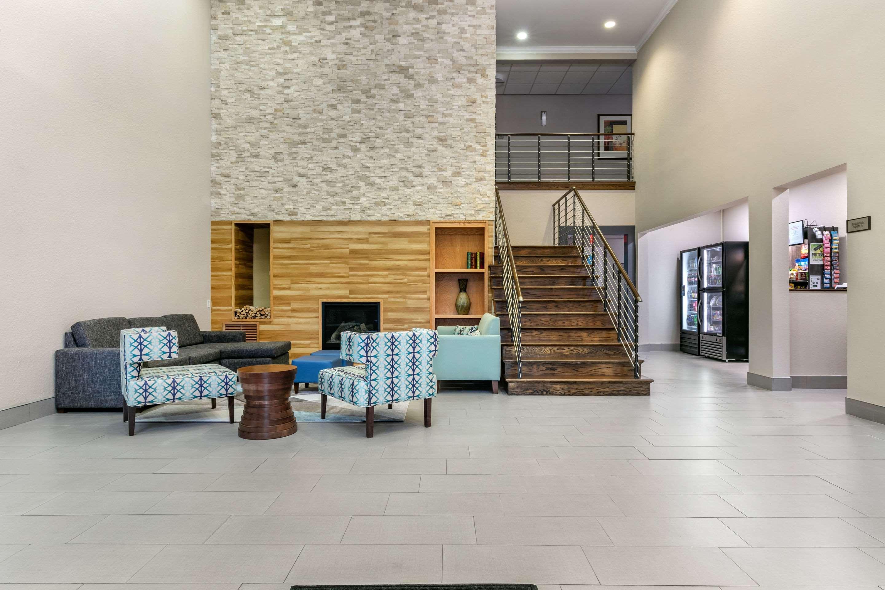 Clarion Pointe Columbus-Bradley Park Hotel Exterior foto