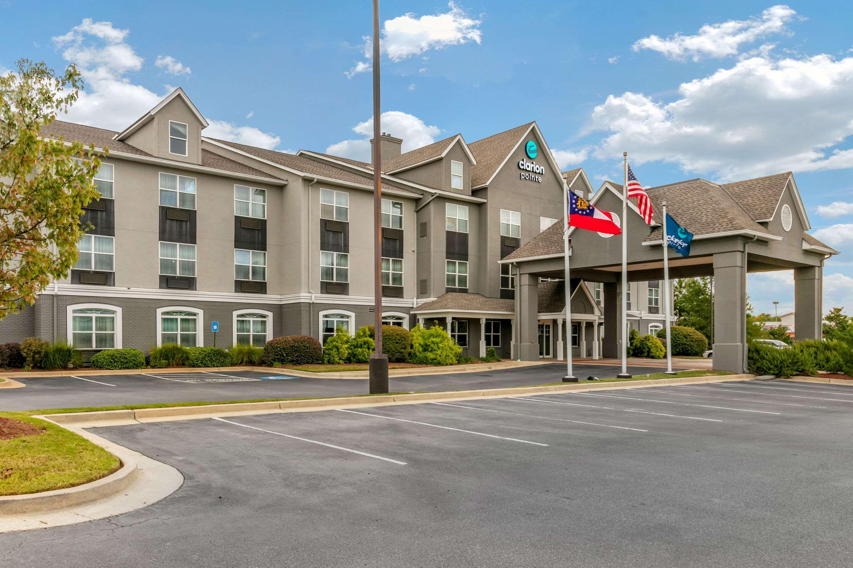 Clarion Pointe Columbus-Bradley Park Hotel Exterior foto