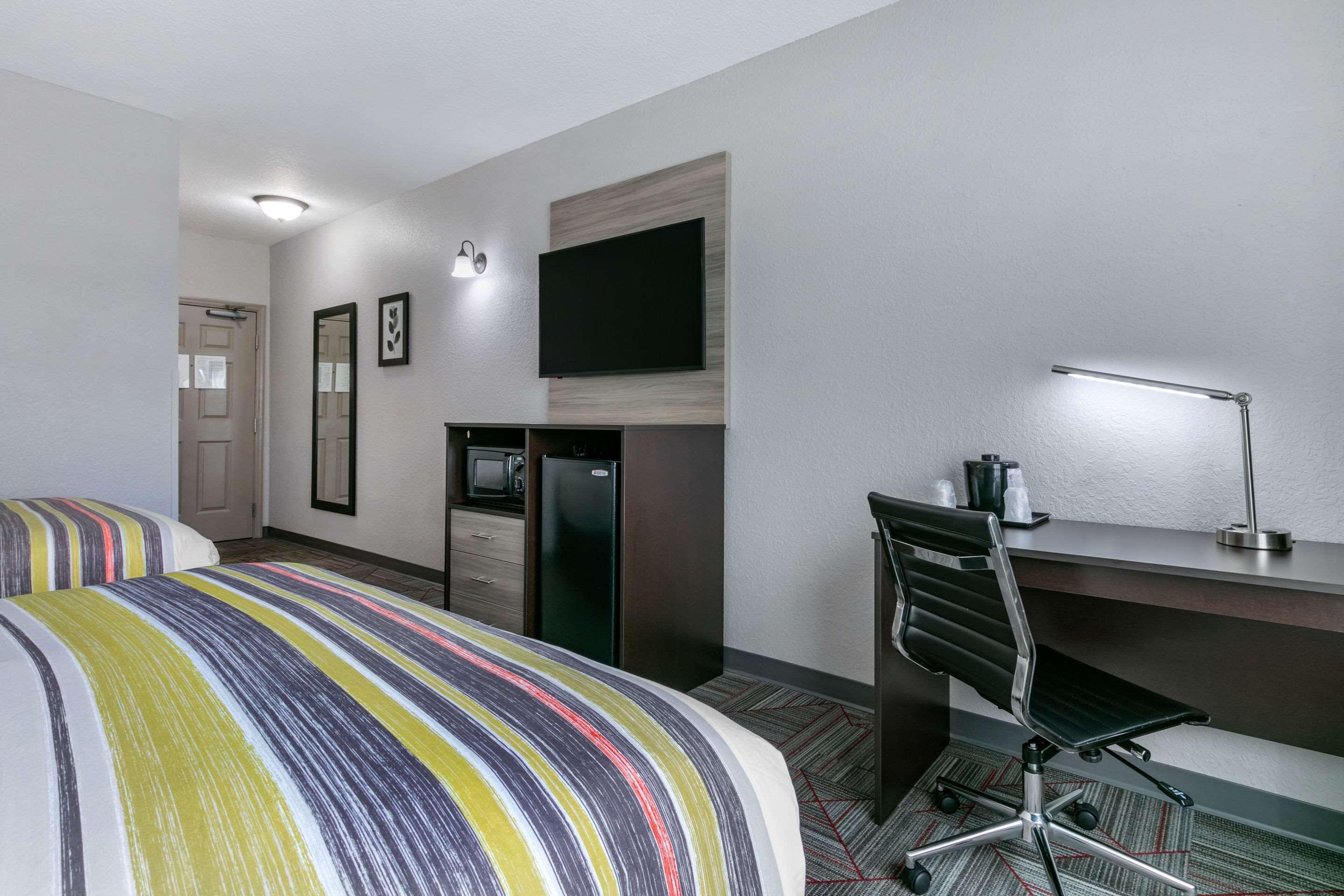 Clarion Pointe Columbus-Bradley Park Hotel Exterior foto