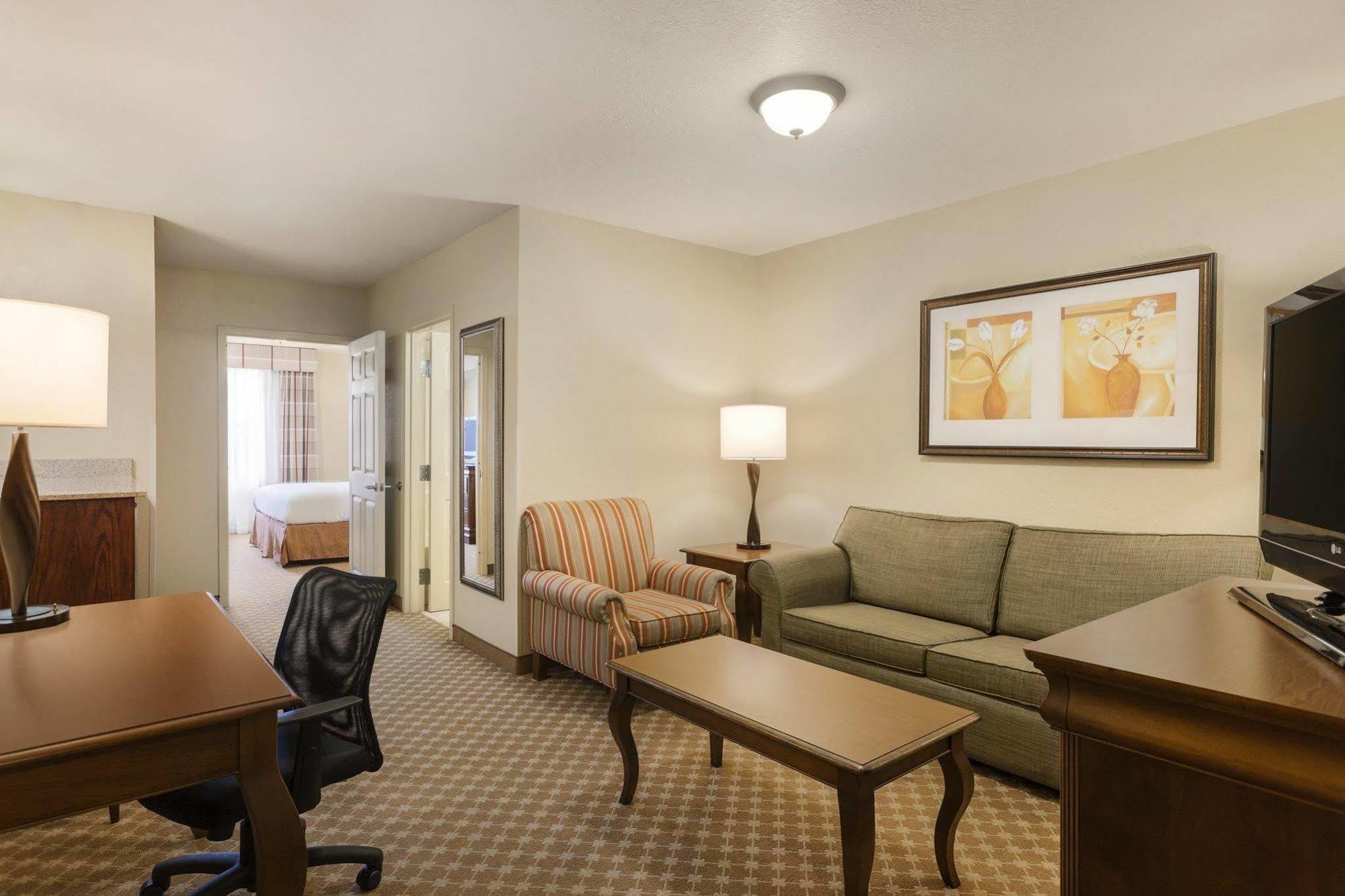 Clarion Pointe Columbus-Bradley Park Hotel Exterior foto
