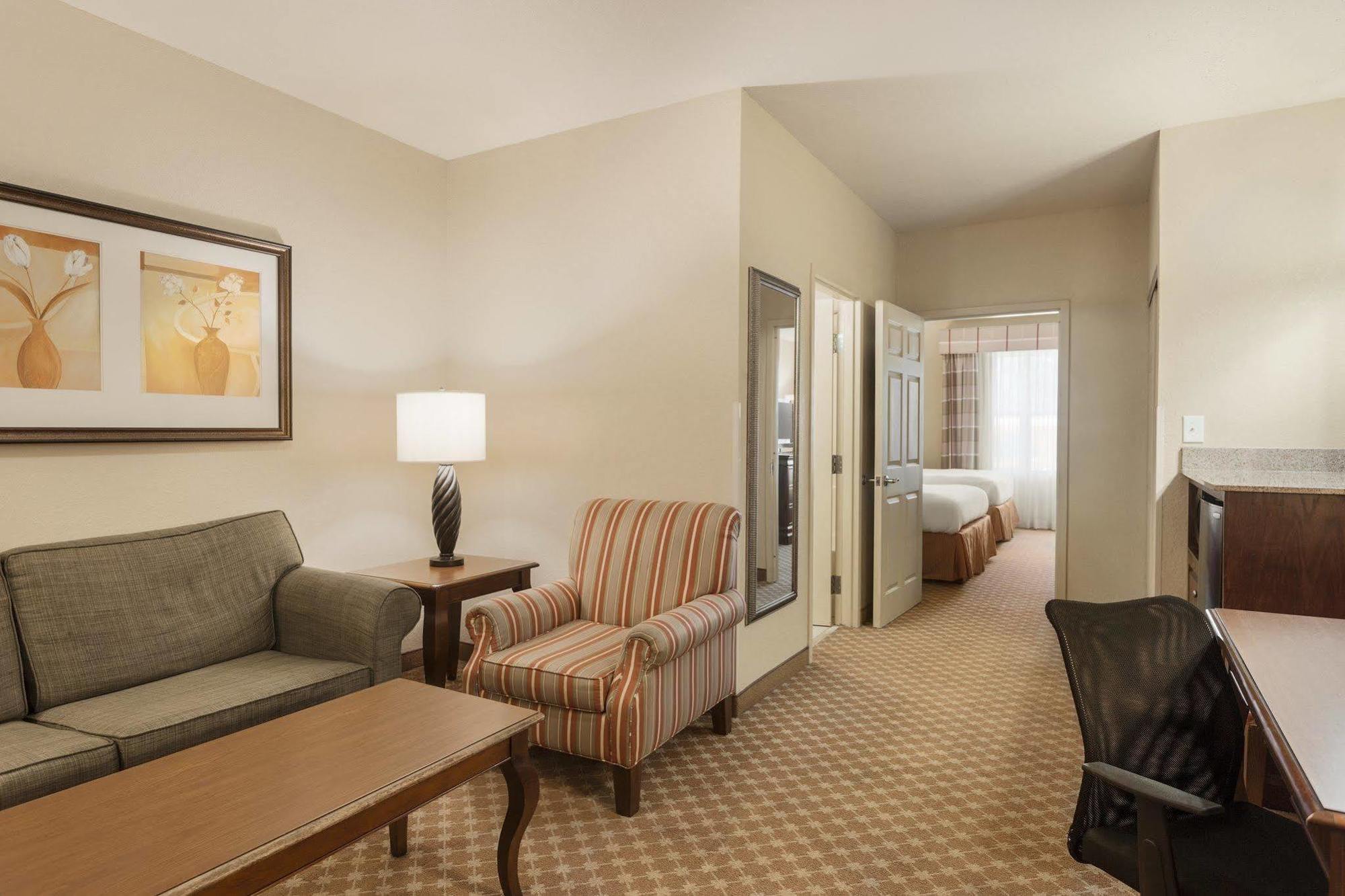 Clarion Pointe Columbus-Bradley Park Hotel Exterior foto