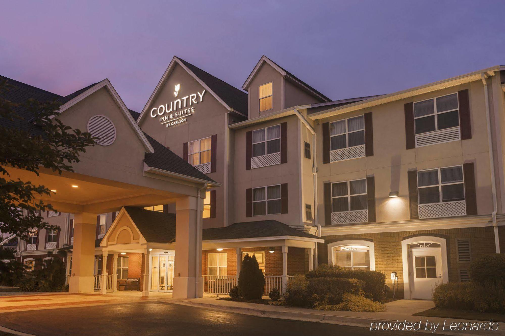 Clarion Pointe Columbus-Bradley Park Hotel Exterior foto