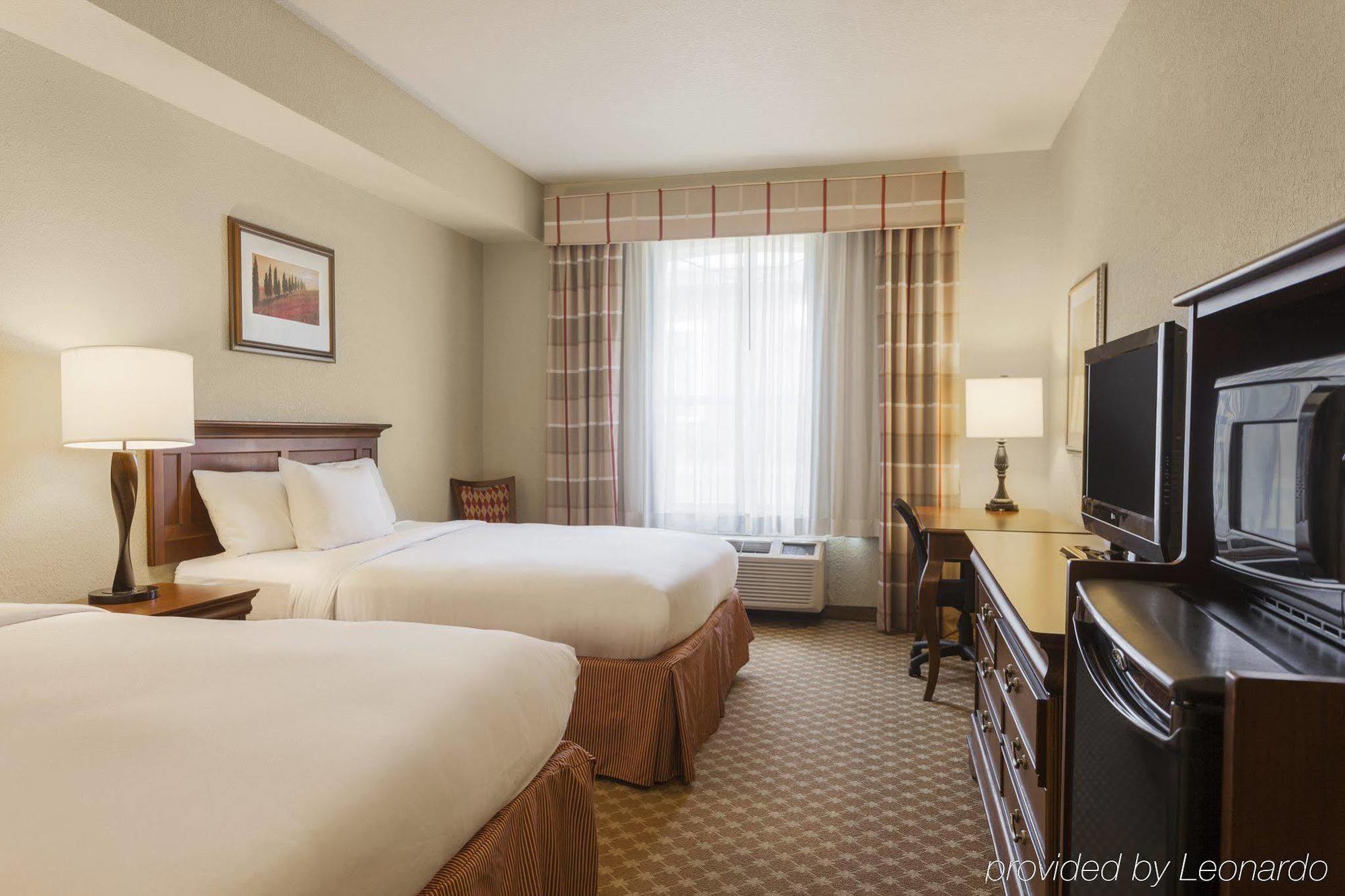 Clarion Pointe Columbus-Bradley Park Hotel Exterior foto