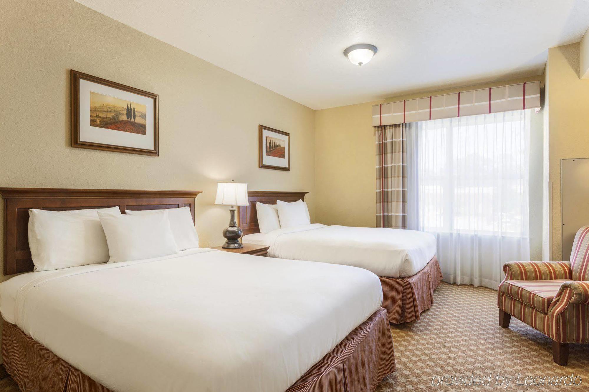 Clarion Pointe Columbus-Bradley Park Hotel Exterior foto
