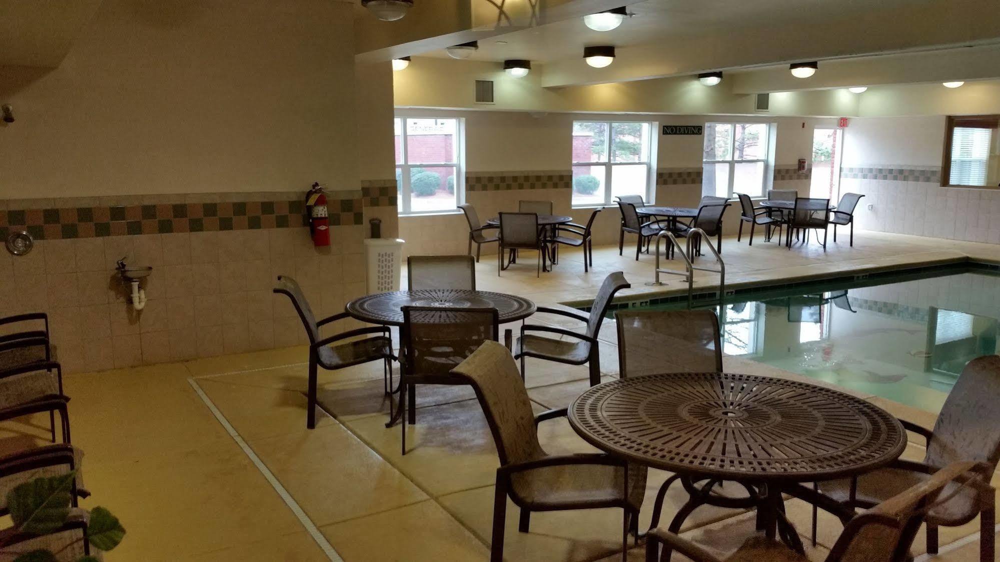 Clarion Pointe Columbus-Bradley Park Hotel Exterior foto